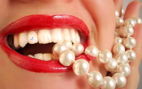 Šperk na zuby s kamínkem Swarovski pro diamantový úsměv