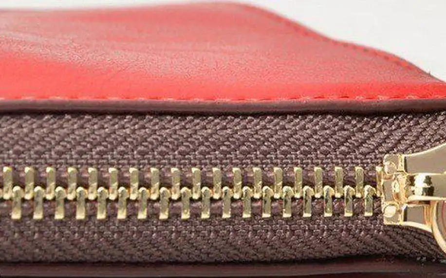 Kožené psaníčkové peněženky v hravých barvách