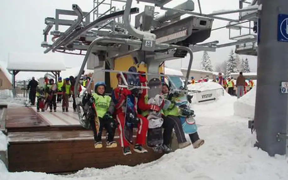 Naučte své děti lyžovat! Ubytování 100 metrů od sjezdovky a polopenze v areálu SKI PŘÍČNÁ + dítě do 10 lez ZDARMA