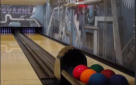 Hodina bowlingu pro partu přátel