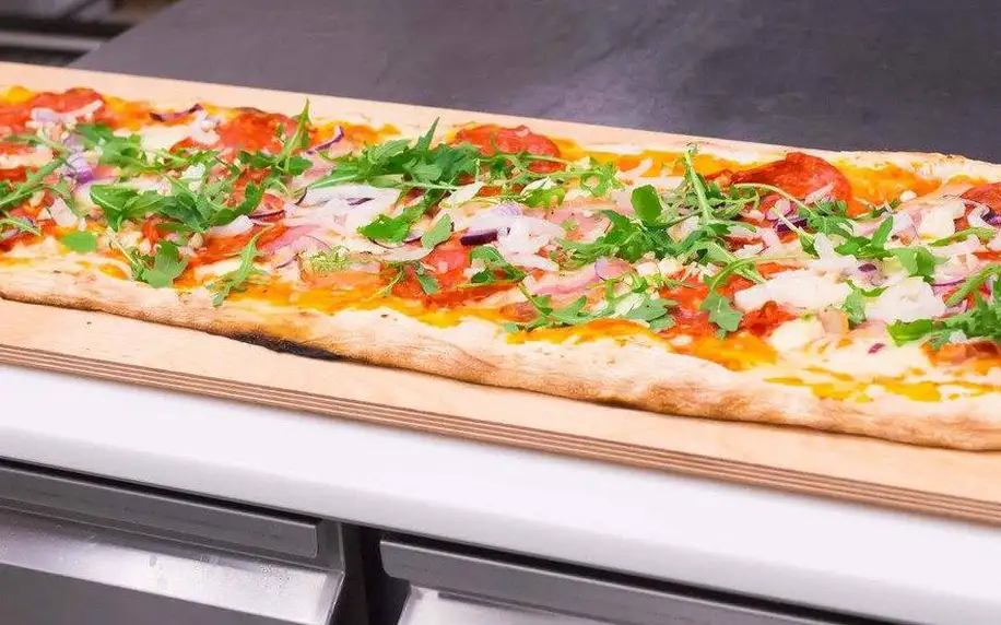 Metr dlouhá pizza a bowling v moderním centru
