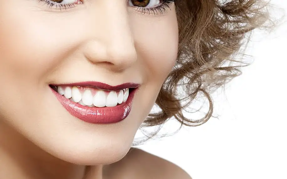 Neperoxidové bělení zubů lampou vč. remineralizace zubní skloviny: 45min. procedura