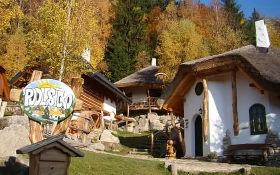 Pohádková vesnička Podlesíčko s bazénem, ubytováním v chaloupce a 2 dětmi do 12 let zdarma