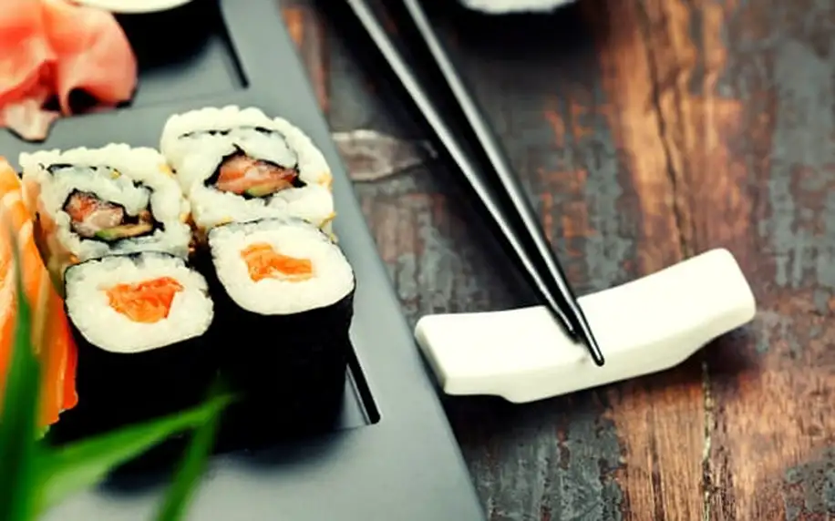Asijské speciality pro dva dle výběru, vegetariánské menu, sushi talíř, speciality s moř. rybami.