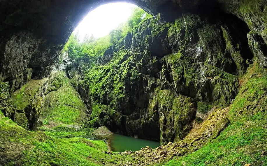 Moravský kras se vstupy do jeskyní a polopenzí