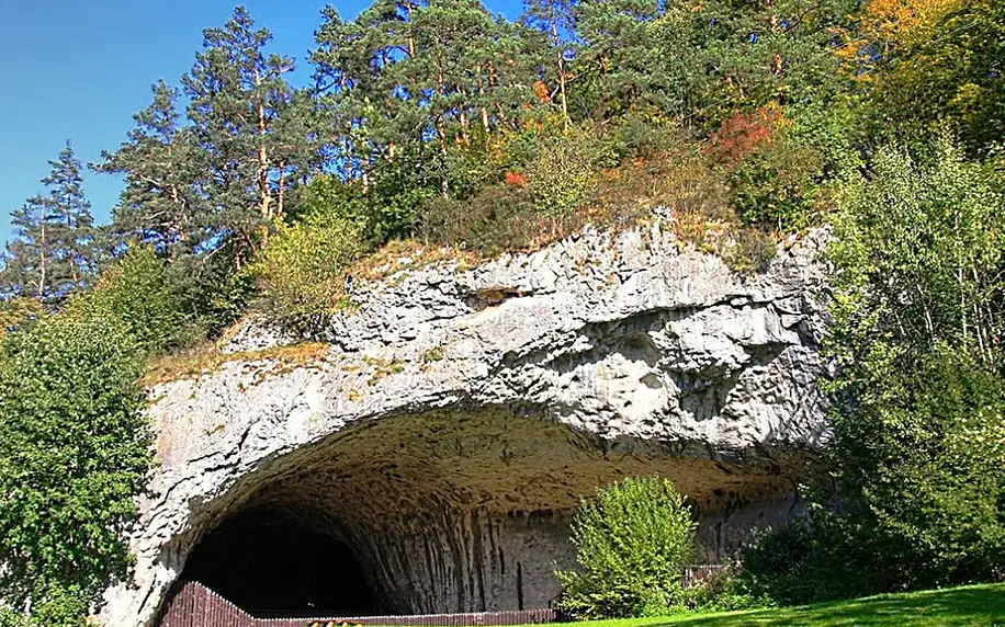 Moravský kras se vstupy do jeskyní a polopenzí