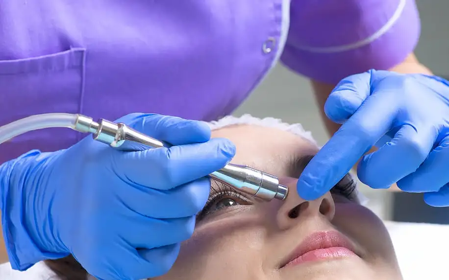 Laserové ošetření obličeje s aplikací kyseliny hyalorunové + RF ošetření krku a dekoltu