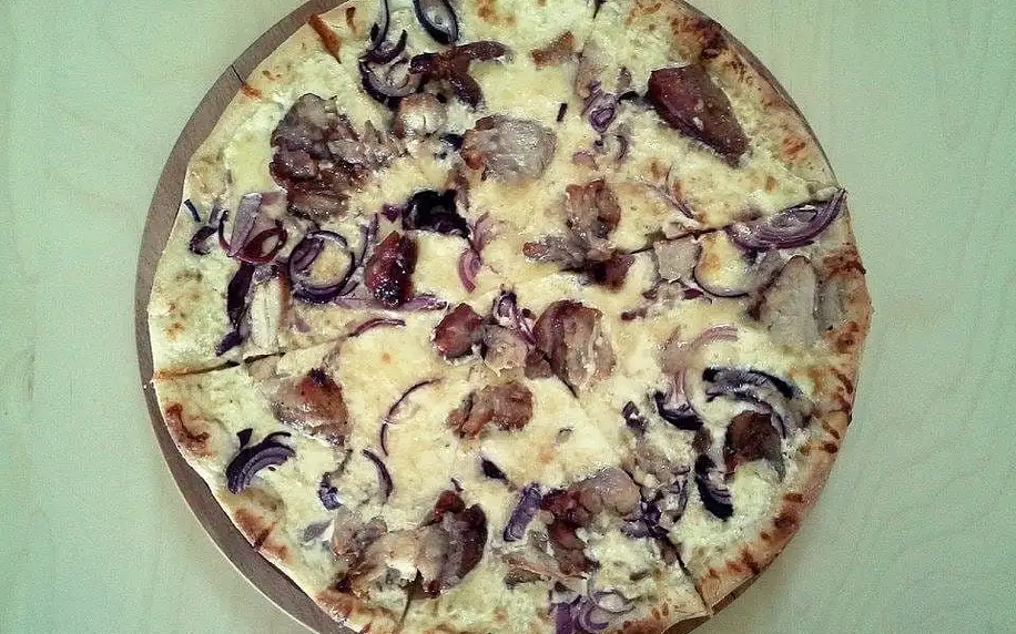 Italská pizza zdobená čerstvými dobrotami