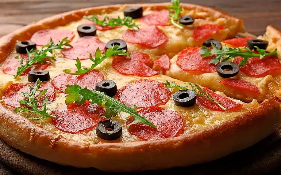 Italská pizza zdobená čerstvými dobrotami