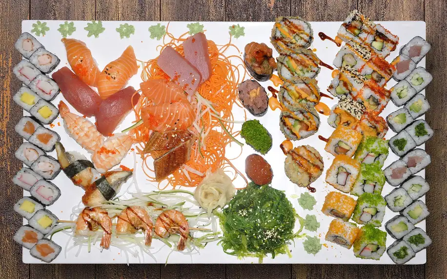 Chutné sushi sety plné barevných rolek