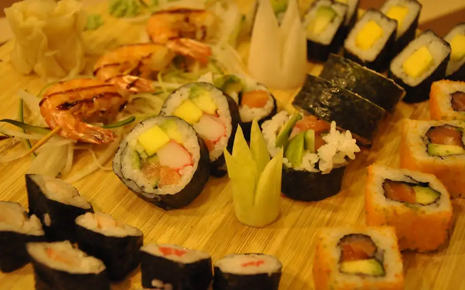 Chutné sushi sety plné barevných rolek