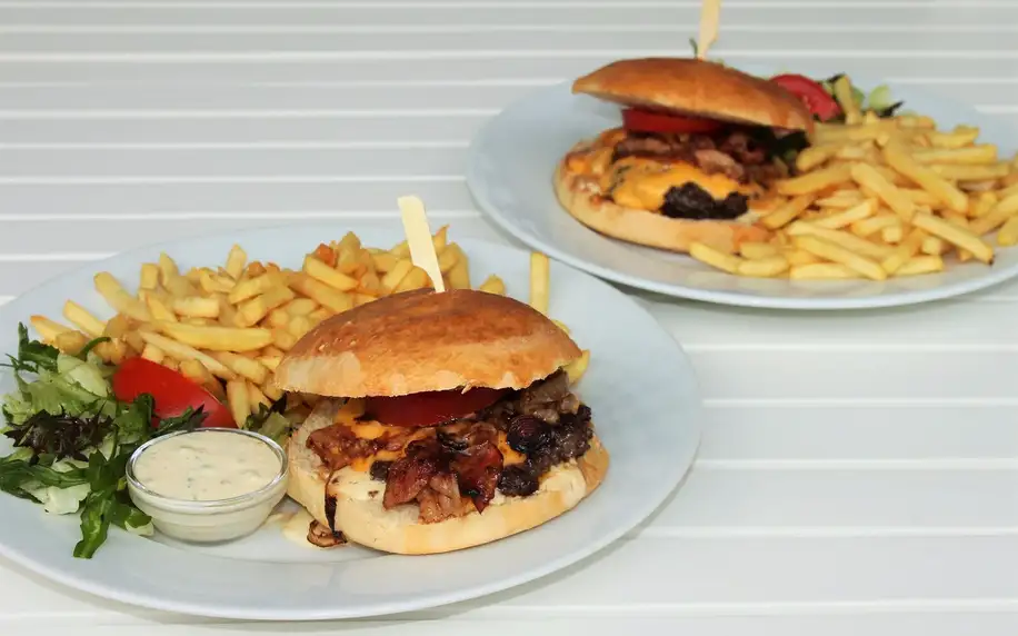 Burgerové menu v restauraci Grand Prix