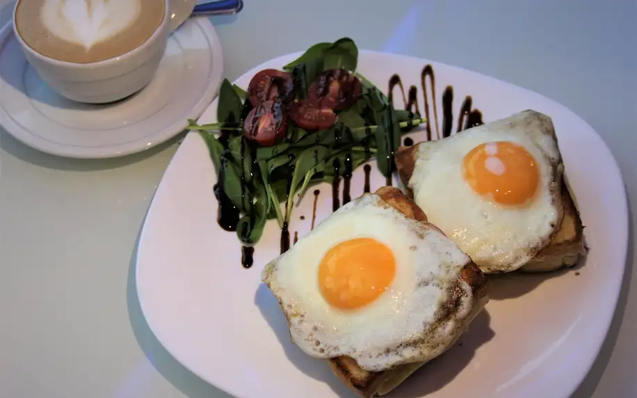 Francouzská snídaně s kávou v kavárně Kolbaba