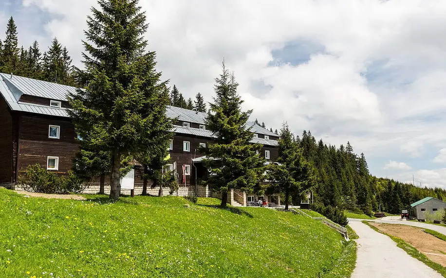 Hotel Granit Smrekovica *** s polopenzí a wellness. Horské výhledy na hřebenech Velké Fatry v nadmořské výšce 1428 m.