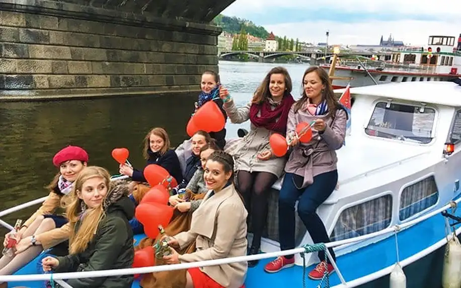 Privátní hodinová plavba na Vltavě pro až 8 lidí s možností občerstvení na lodi Willy