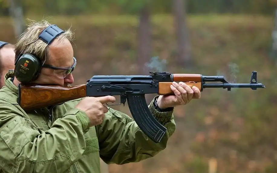 Střelba ze samopalu Kalašnikov AK47