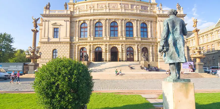 Koncertní síň Rudolfinum se sochou Antonína Dvořáka