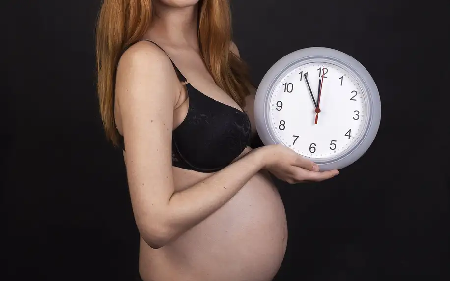 Novorozenecké nebo těhotenské focení v ateliéru