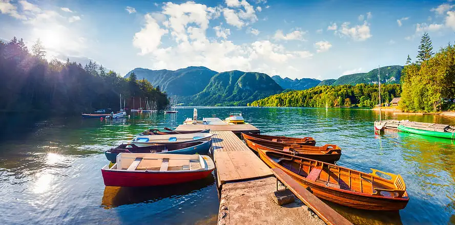 Jezero Bohinj ve Slovinsku