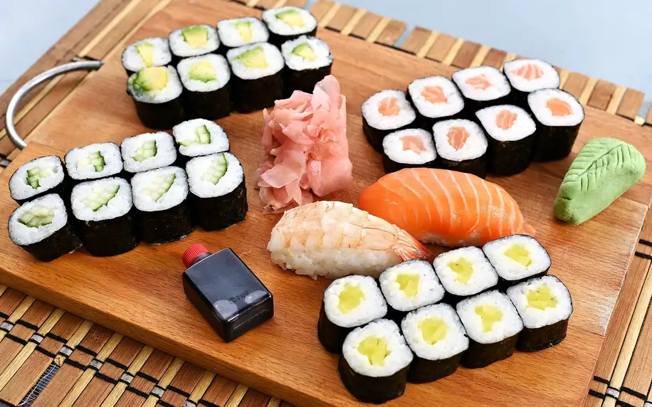 Výběr ze 6 sushi setů s sebou: 14-34 ks, i polévka