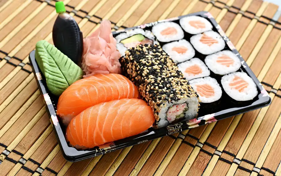 Pochoutka domů i do práce: pestré sushi sety s sebou