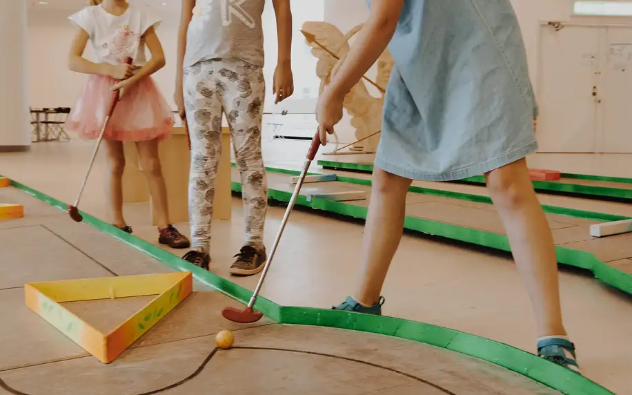 Minigolf na krytém hřišti: celodenní vstupy dítě i dospělý