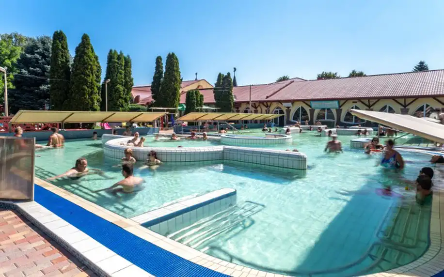 Slovensko: Velký Meder nedaleko termálních lázní luxusně v Penzionu Heléné se snídaní a venkovním bazénem