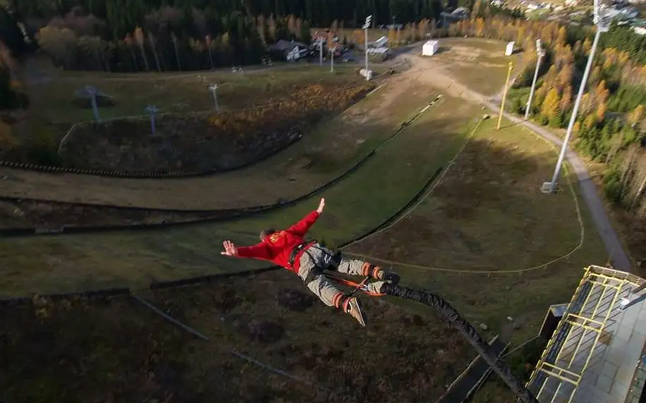 Bungee jumping z televizní věže v Harrachově