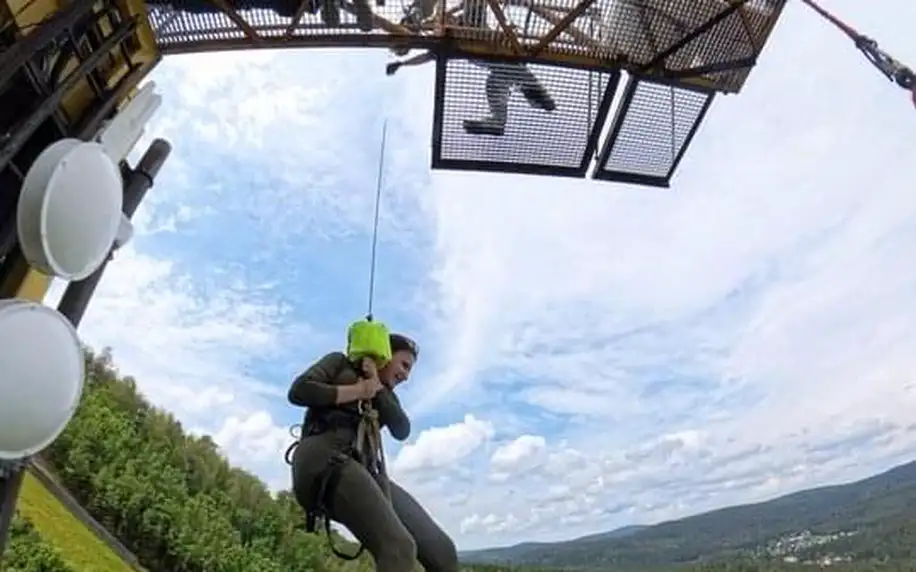 Bungee jumping z televizní věže v Harrachově
