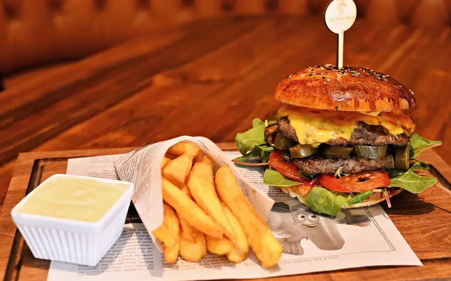 Burger s 400 g masa a hranolky v holandském pubu