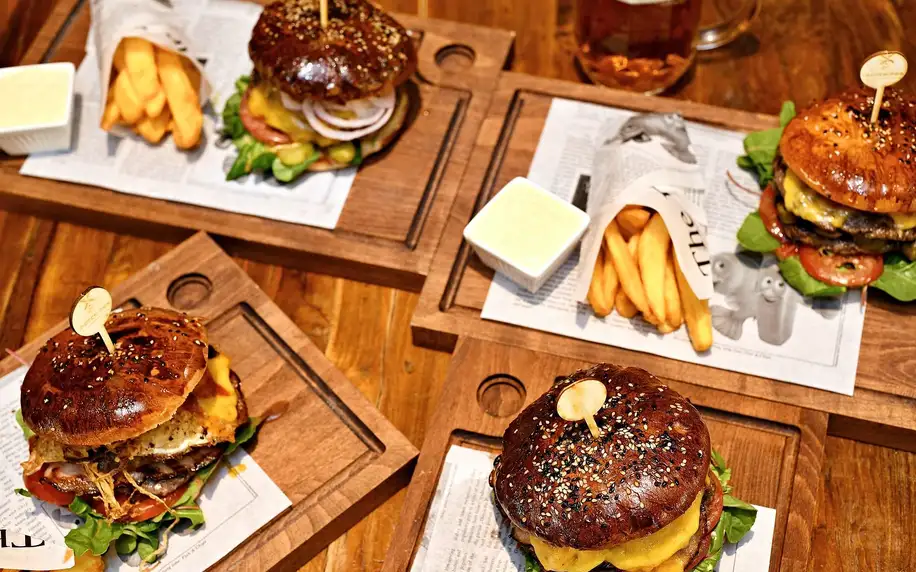Burger s 400 g masa a hranolky v holandském pubu