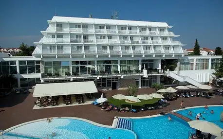 Vodice: hotel 50 m od pláže, bazény i polopenze