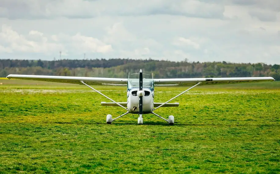 Seznamovací let v letadlech Cessna vč. pilotování