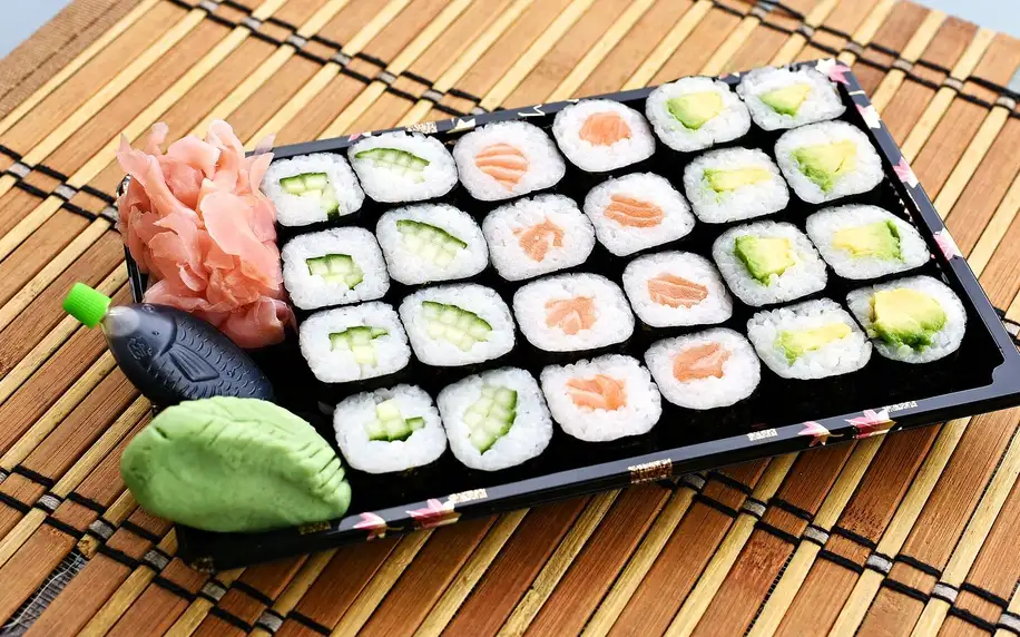 Pochoutka domů i do práce: pestré sushi sety s sebou