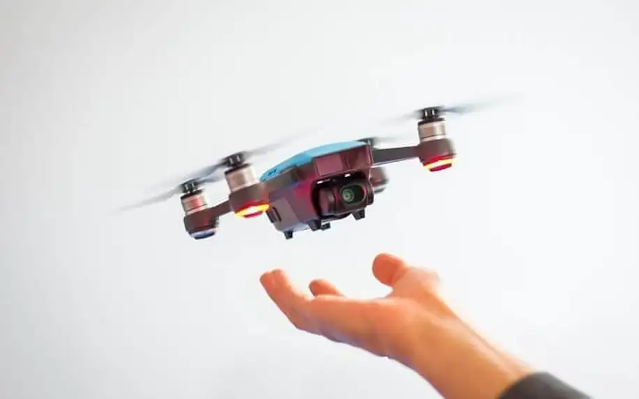 Dron - létání s nohama na zemi