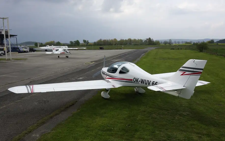Let sportovním letounem s možností pilotáže