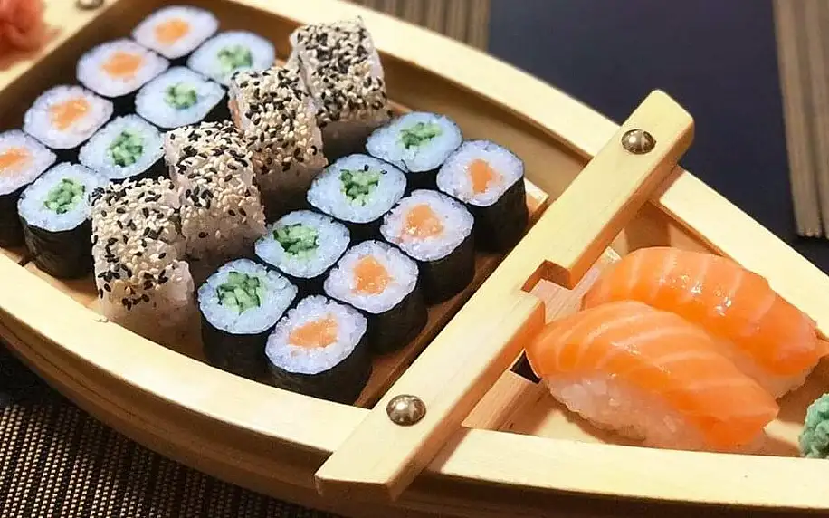 Sushi sety: 22–54 ks, minizávitky i polévky