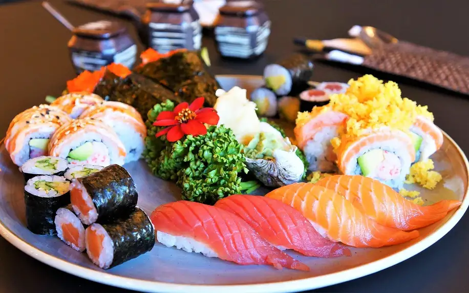 Set 26, 43 nebo 63 ks sushi s rybami i avokádem