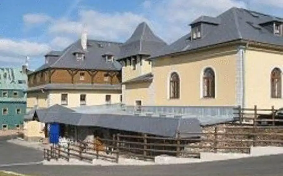 Horský hotel Praha ležící v sedle mezi horami Klínovec a Božídarský Špičák