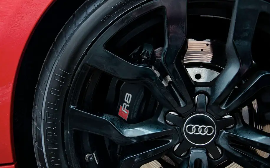 Jízda v ďábelské Audi R8 vč. paliva