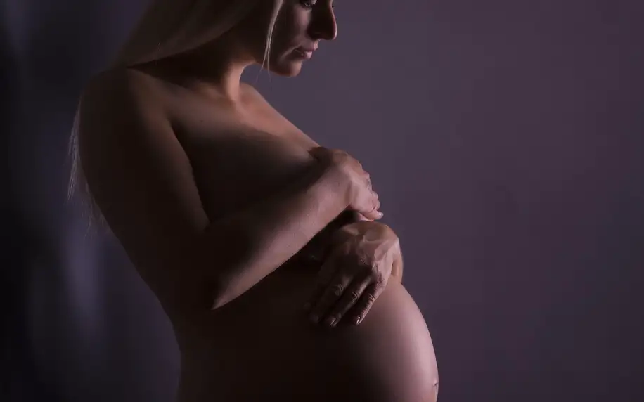 Kouzelné ženské akty nebo těhotenské focení