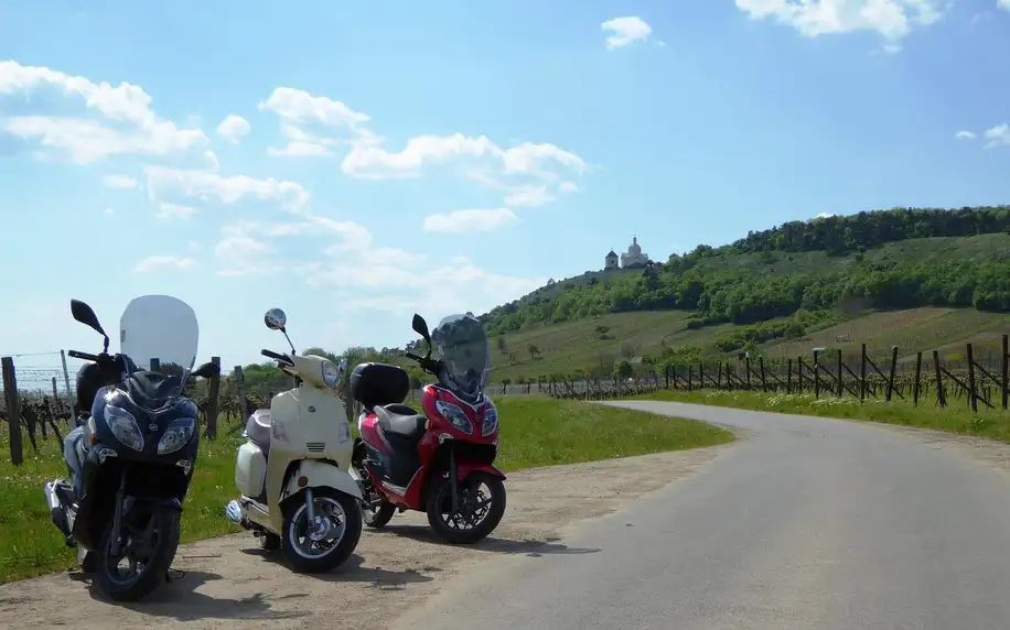 Romantická projížďka jižní Moravou: pronájem skútru