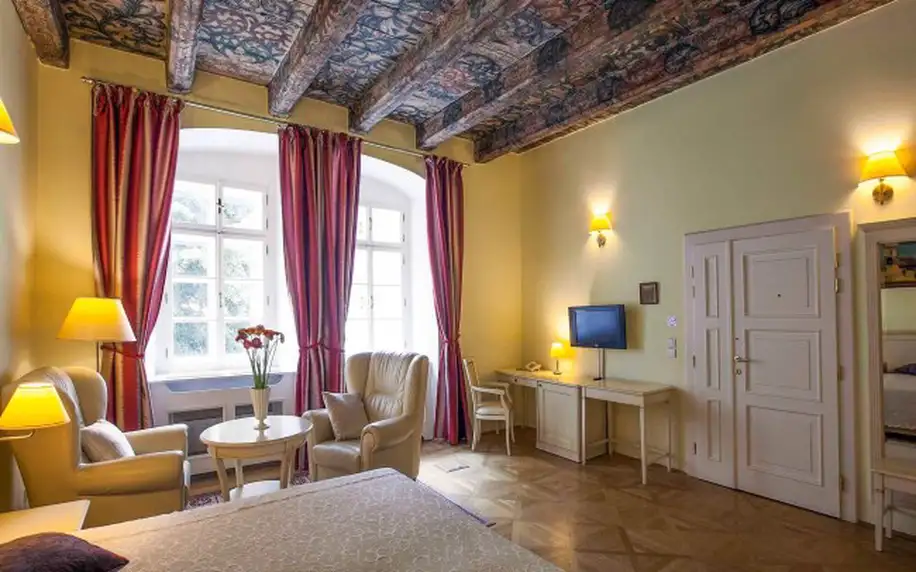 Luxusní Hotel Tyn Yard Residence **** v srdci Prahy jen 200 m od Staroměstského náměstí se snídaněmi v kavárně