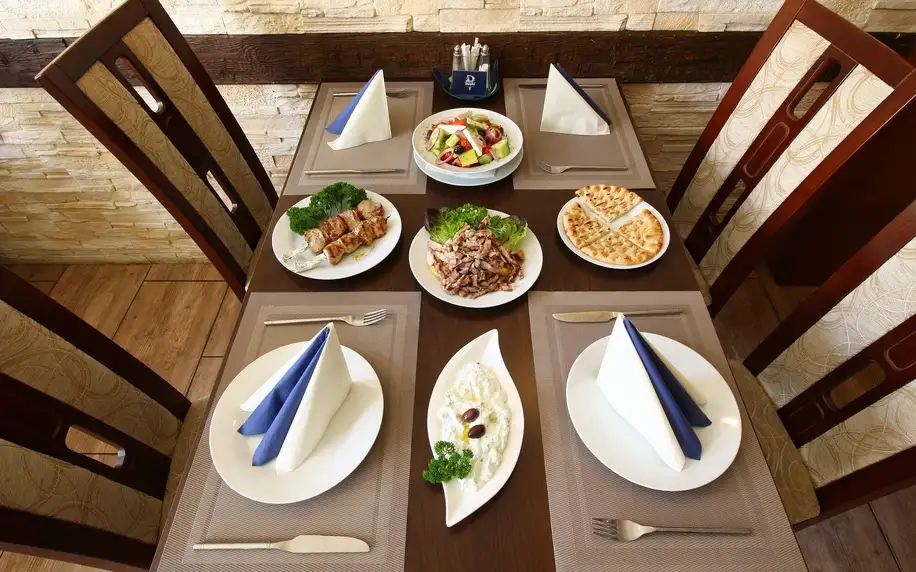 Řecké menu pro 2 se souvlaki, gyros i tzatziky