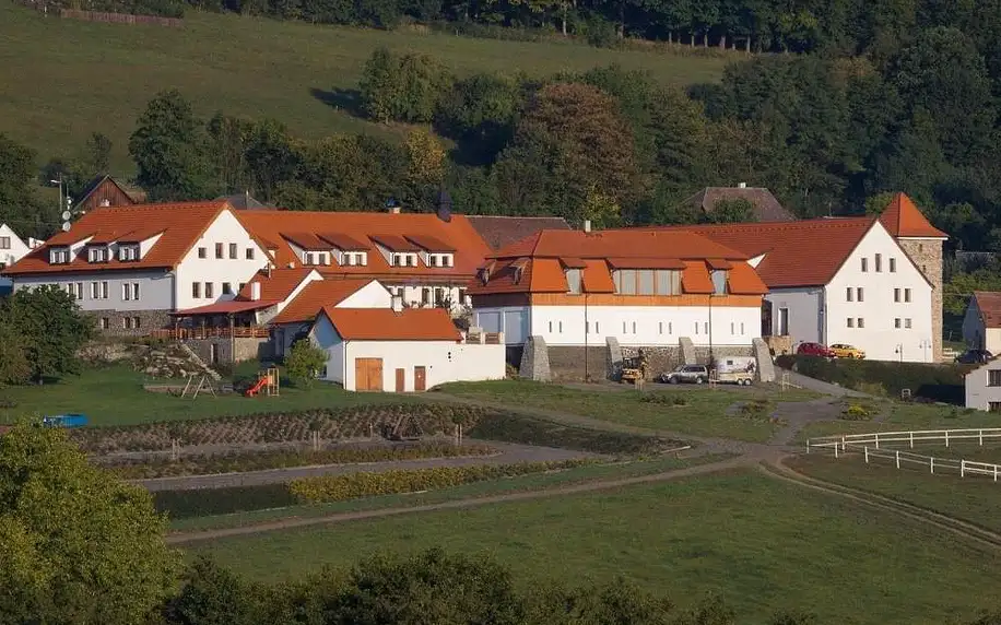 Plzeňsko: Hotelový a jezdecký areál Dvůr Krutěnice