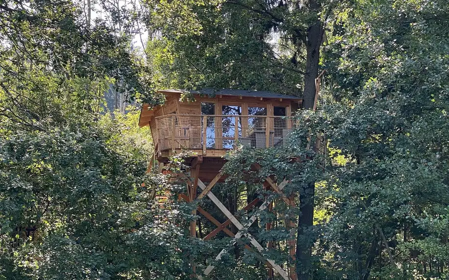 Český ráj: domek na stromě i s možností snídaní až pro 4 osoby