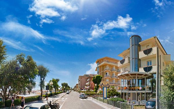Itálie, Rimini | Hotel Amba*** | Polopenze s nápoji | Až dvě děti zdarma | Přímo u pláže | Garance nejnižší ceny