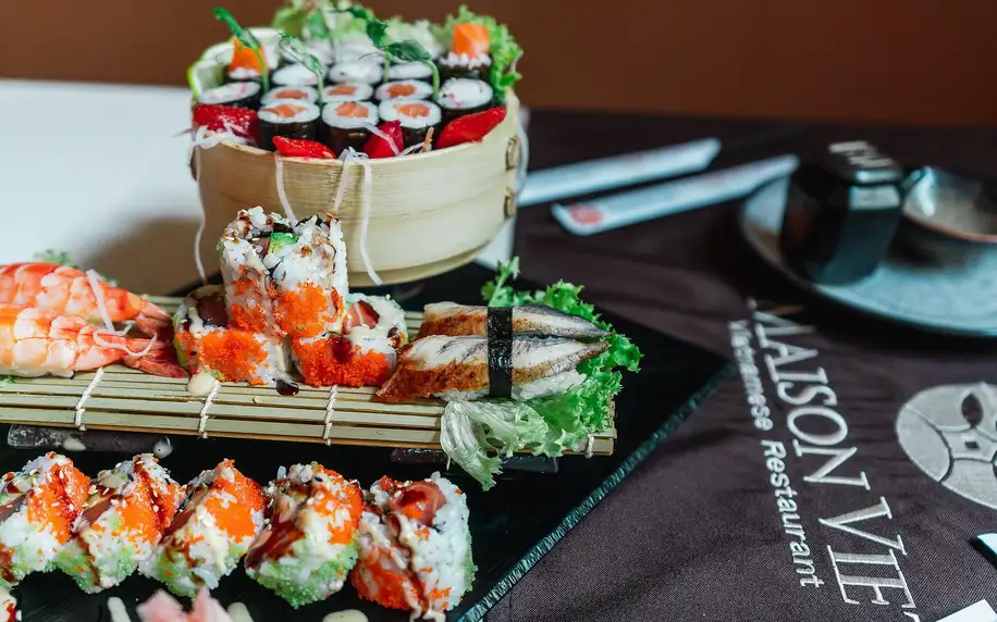 Sushi sety s 26 až 45 rolkami i plátky ryb sashimi