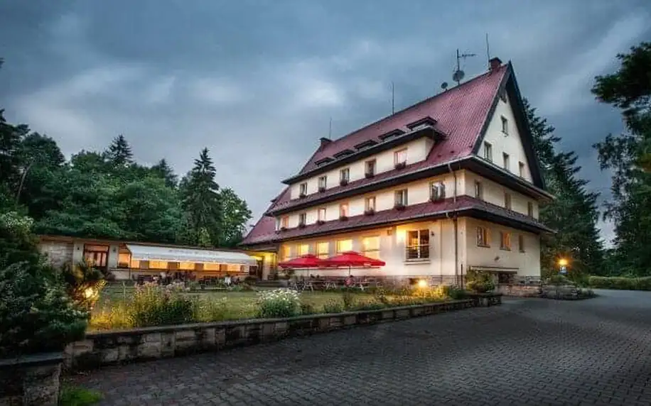 Český ráj: Parádní dovolená v Parkhotelu Skalní město *** s vínem neomezeně + polopenze a 50% sleva na vířivku