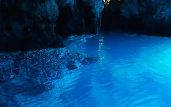 Modrá jeskyně na ostrově Biševo